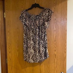 Gently worn size 1x women’s cap sleeve flowy top.  Ruffle detail around neck.